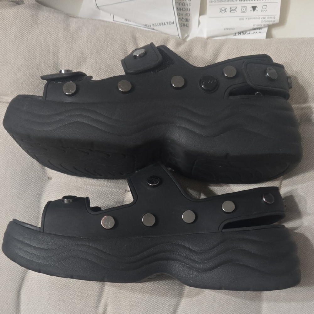 CROCS Black Sandals Size Women 7, Adjustable Straps - Picture 12 of 14